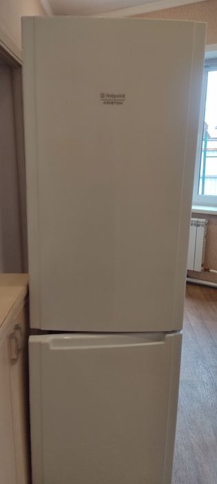 Холодильник Ariston б/у