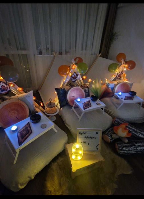 Парти къмпинг с палатки за рожден ден, пикник, празник.