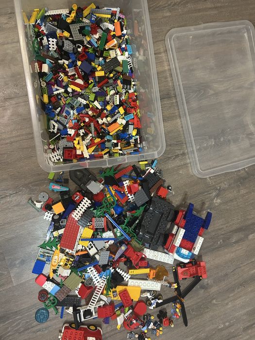 Лего части,човечета,коли…