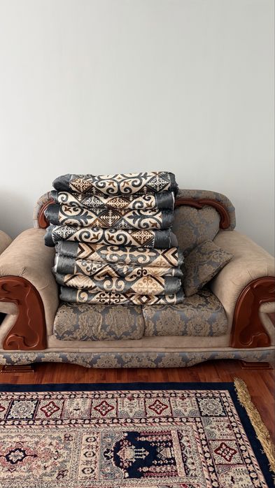 Диван 3 2 1, стол 3 м, 12 стульев комплект.