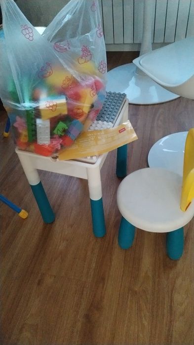 Стол и и стульчик с конструктором