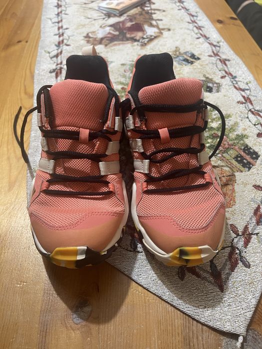 Маратонки Adidas i Nike