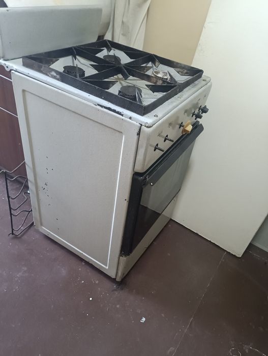 Gaz plita Sovetskiy, eski lekin ishlaydi