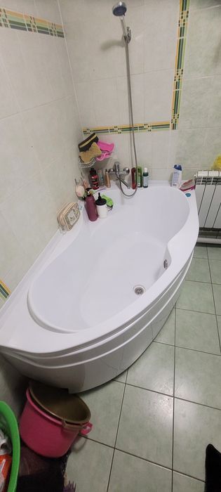 Продам угловую ванну
