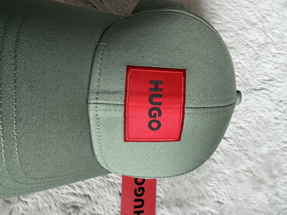 Hugo sapca unisex culoare verde masliniu cu logo rosu marime universala noua originala