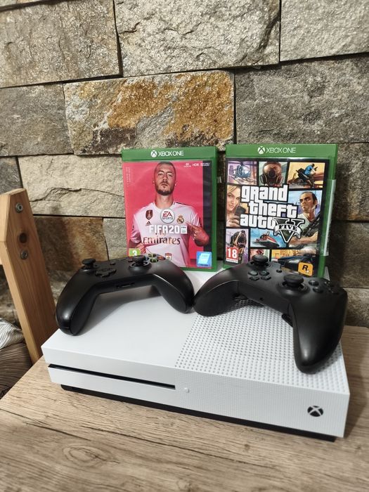 Xbox One S 500GB HDD cu +20 jocuri + 2 Manete + 2 Jocuri pe CD ( GTA5 + Fifa 20 )+ Accesorii