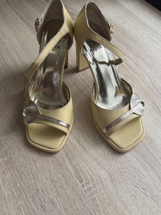 Босоножки на каблуке