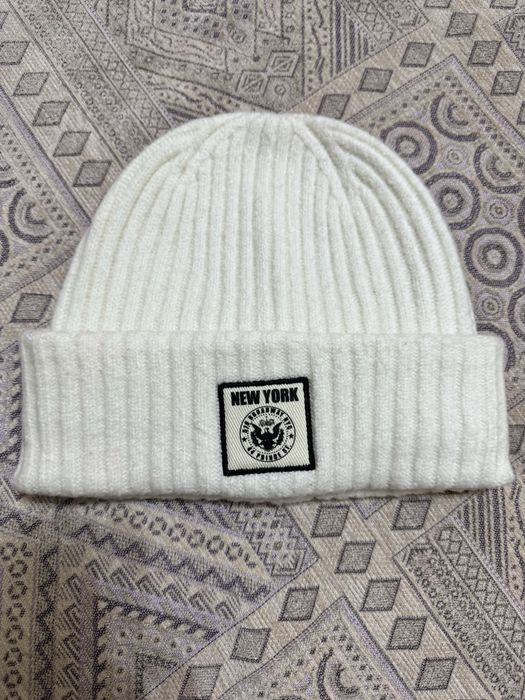 Стильная белая вязаная шапка-бини с нашивкой "New York".