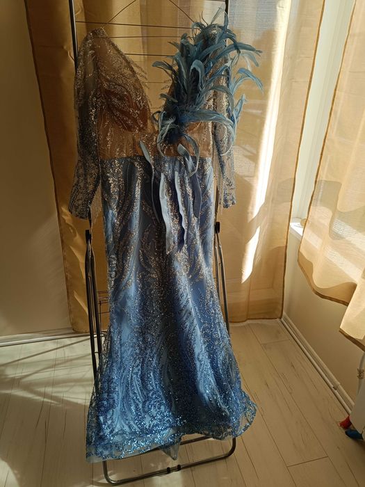 Официална рокля с пера