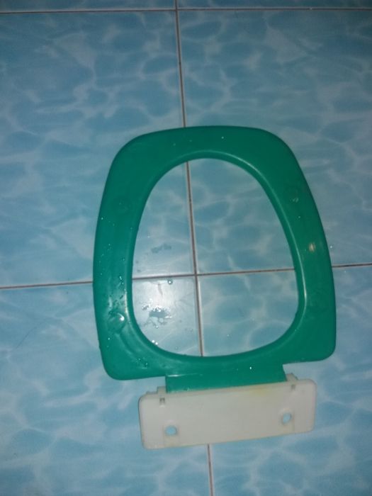 Срочно продаётся ободок для унитаза б/у