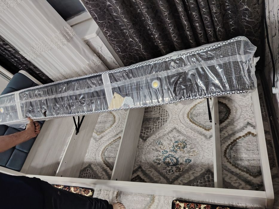 Одноместный кровать.