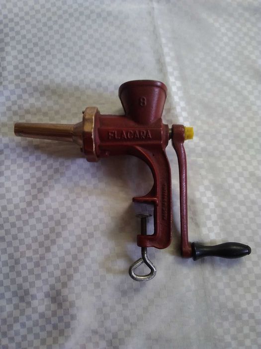 Машинка за мелене на месо и домати