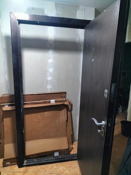 Продам входную металлическую дверь