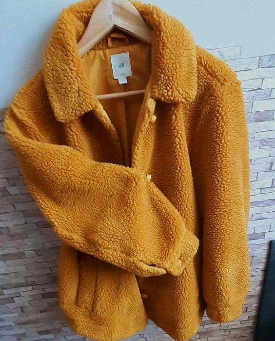 Късо,  патешко жълто палто с шапка в тюркоазено синьо