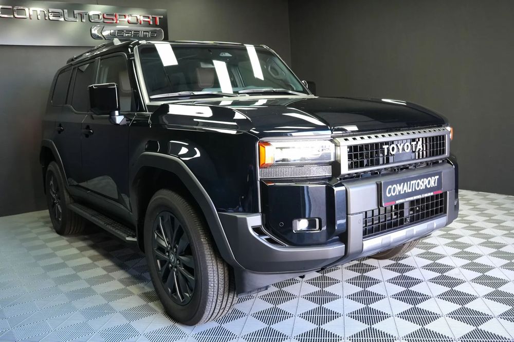 Toyota Land Cruiser Toyota Land Cruiser AT 4x4 Luxury 7 locuri