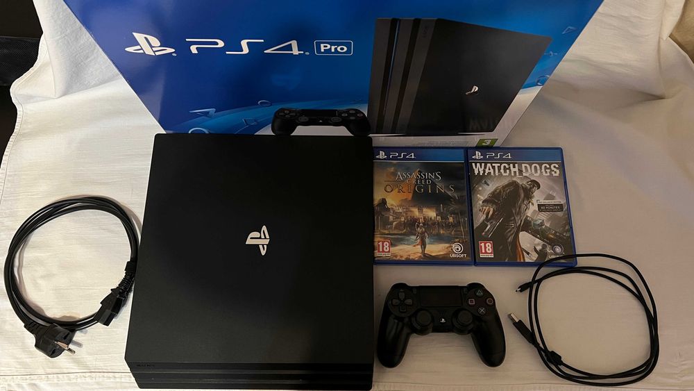 PlayStation 4 Pro 1TB (CUH-7016B) + 2 игри + вертикална стойка