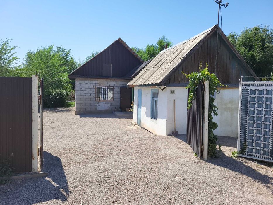 Дача у ручья с новым домом и хозпостройками.