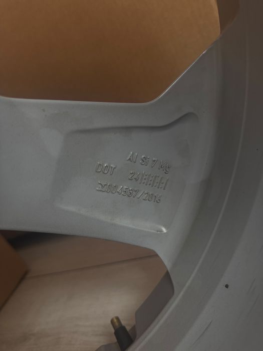 Vând jante originale Audi.