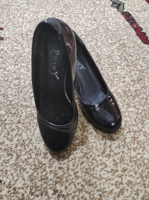 Туфли на среднем каблуке