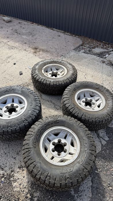 Продам шины с дисками 31x10.50R15