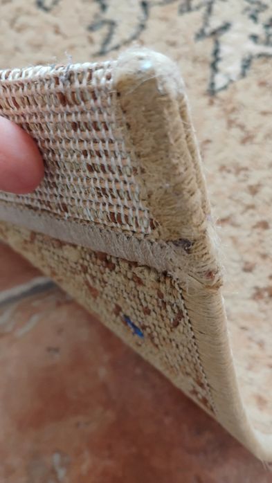 Продавам килим (ползван) в добро състояние. Размери 140/ 185 см.