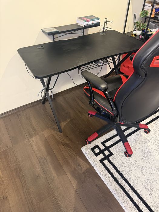 Vând birou cu scaun gaming