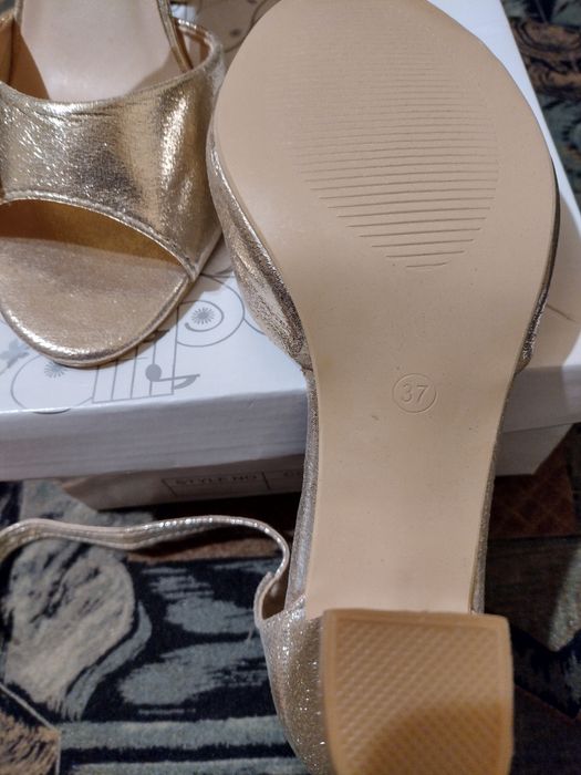 Sandale aurii mărimea 37!