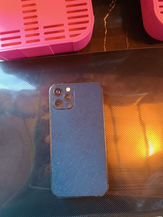 Iphone 12 pro holati ortacha ekran org alishgan orqa kirishka singan