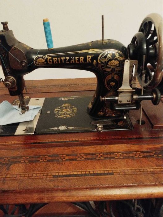 Старинна крачна шевна машина Gritzner "R"