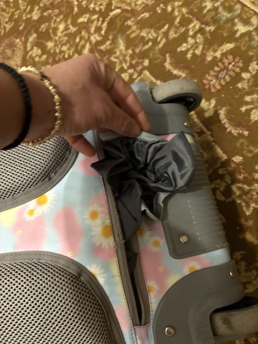 vând ghiozdan  150 lei