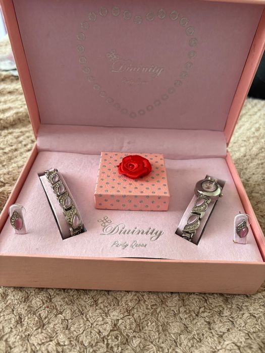 Комплект обеци, гривна, часовник и колие