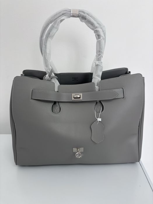 Продам сумку серую , очень красивую