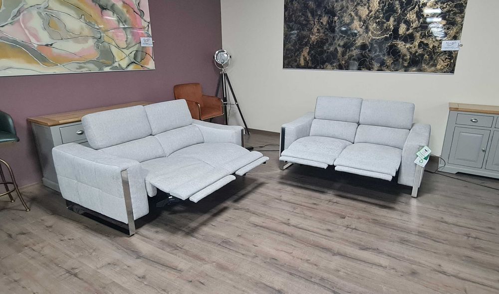 Сив комплект дивани две двойки от плат с електрически релакс механизъм