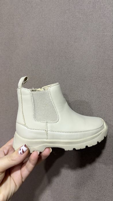 Zara боти в бежов цвят за момиче 22 номер