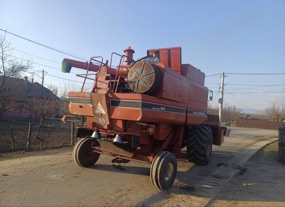 Combina Case IH Axial-Flow 1640 - 180 CP - header porumb + paioase