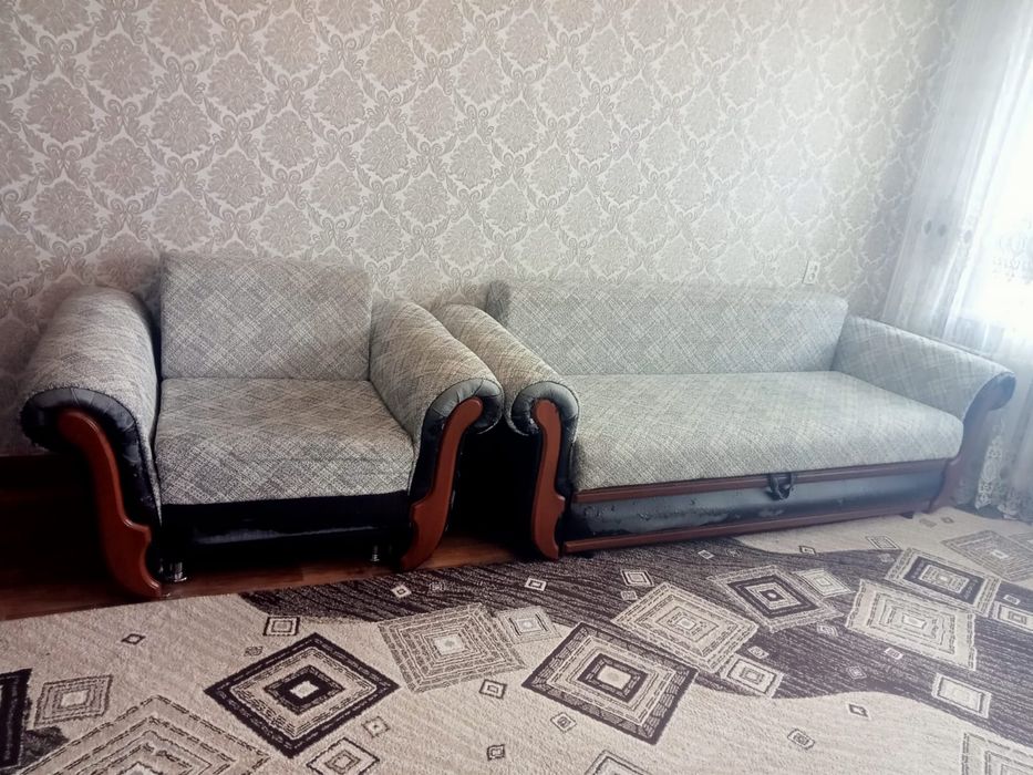 Продается диван за 20.000 тенге.