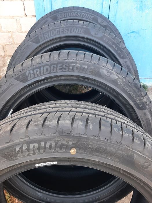 Продам шины 235/45/18 бриджестон.