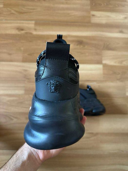 Sneakers Versace cu eticheta (nu Nike, Gucci, Adidas, Balenciaga)