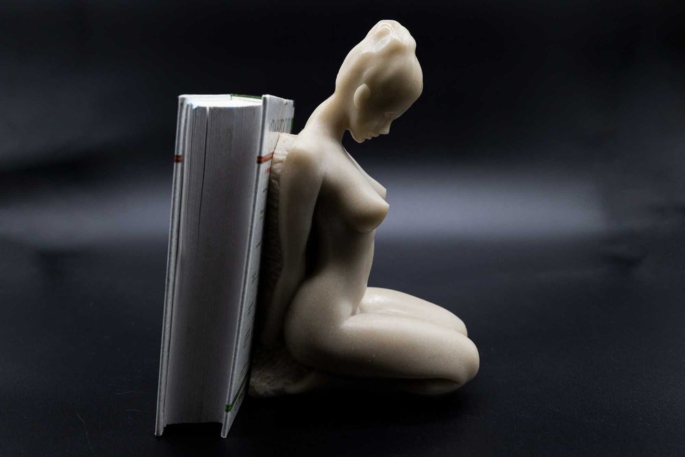 Ръчно изработена мраморна скулптура „Елиана“ – поставка за книги