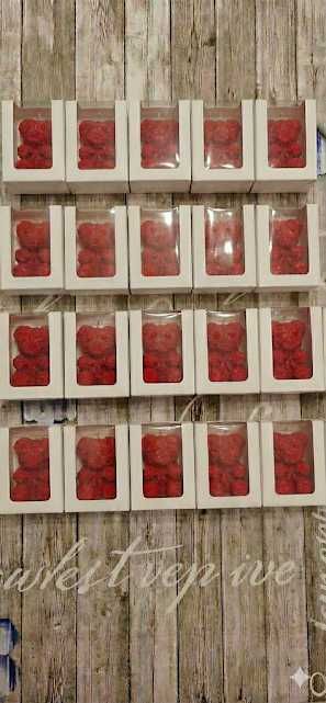 Ръчно изработена червена свещ "Мече с рози" – Топ подарък