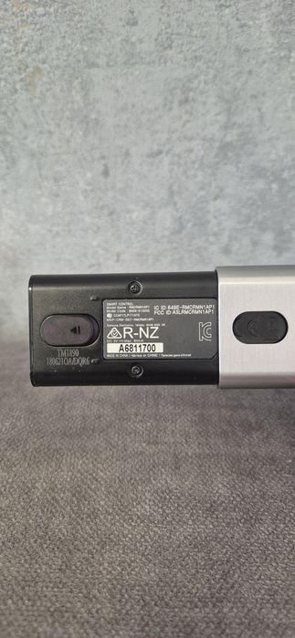 Telecomandă Samsung argintie, model BN5901327B
