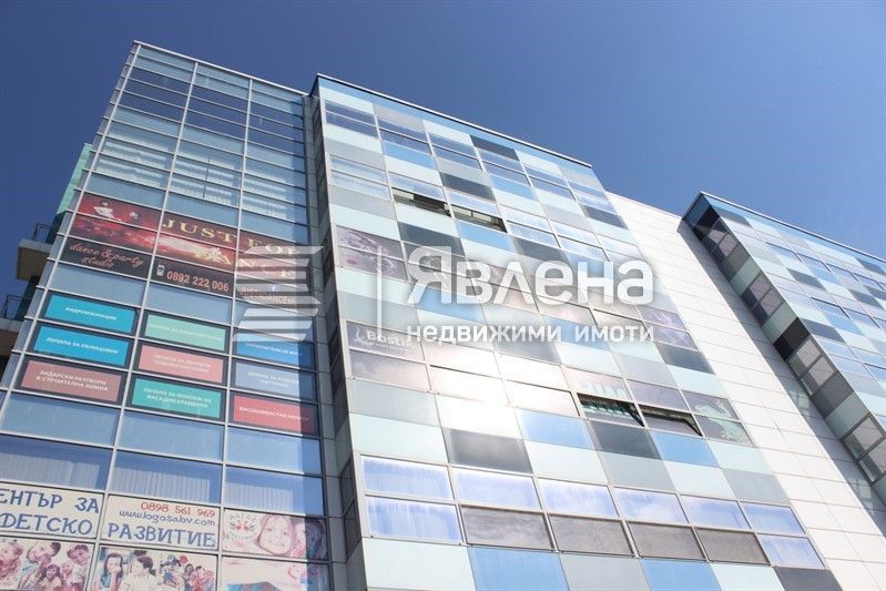 Офис в бизнес сграда