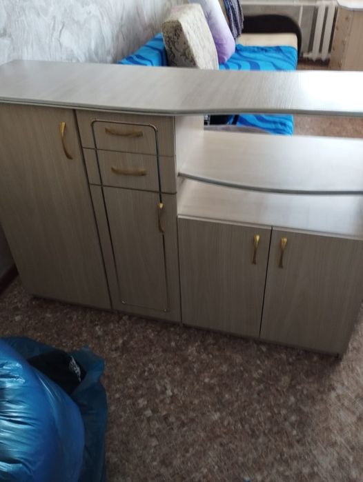 Продам косметический столик.