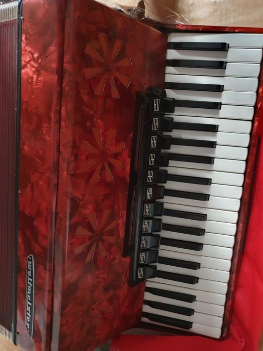Продавам акордеон
