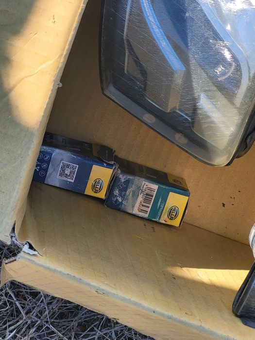 Vând faruri xenon de Audi a4 b6