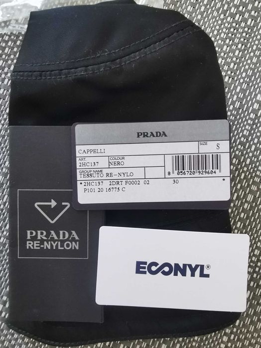 Черна шапка на PRADA