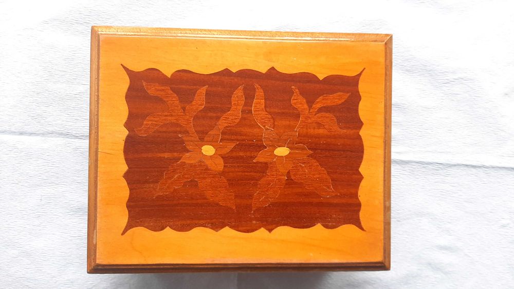 Caseta tigari/trabucuri, lemn natural, intarsie, manual