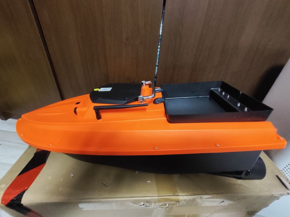 Лодка за захранка D80 с GPS