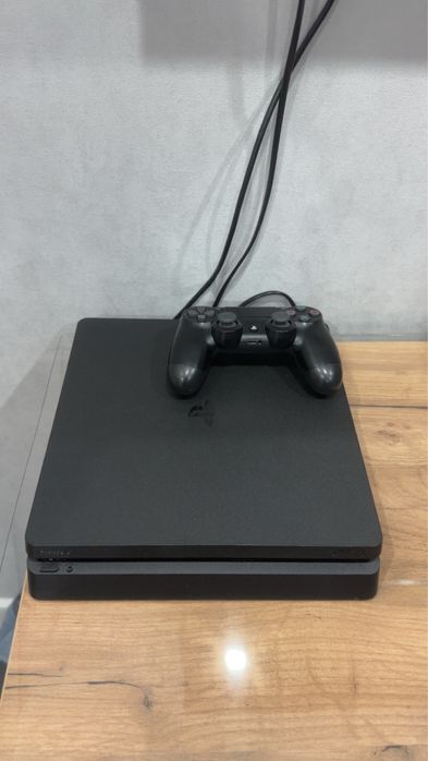 PlayStation 4 Slim в хорошем состояние