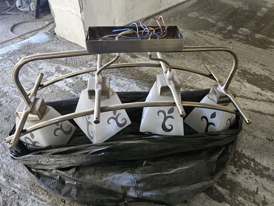 две люстры потолочные